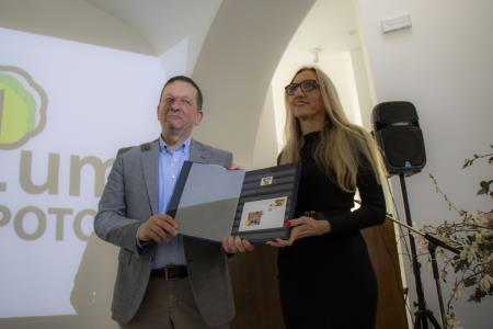 Matjaž Mastnak AVP in  Koser Šavora Pošta Novinarska konferenca v Arboretumu Foto Mateja Račevski-1